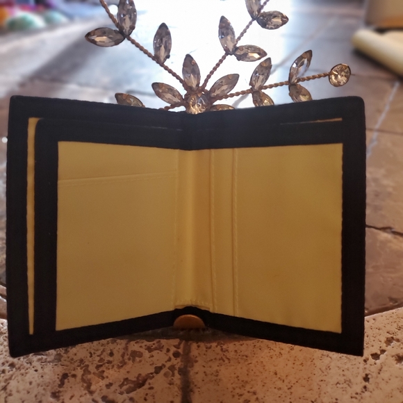 Global Design Concepts Spongebob SquarePants Yellow and black  Wallet NWOT - Picture 4 of 5